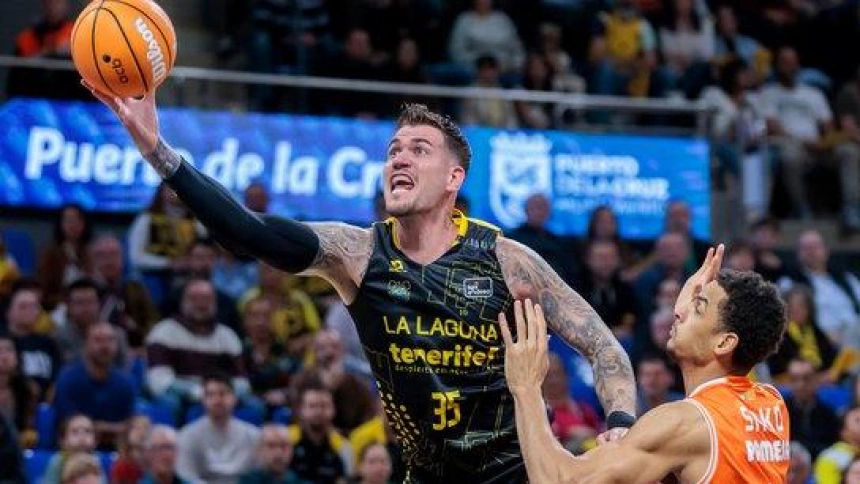 Guerra penetra ante la mirada de Sako