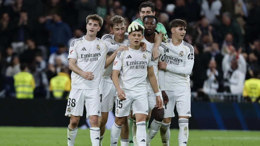 El delantero turco del Real Madrid, Arda Guler, felicitado por sus compañeros tras conseguir el cuarto gol de su equipo durante el encuentro correspondiente a la jornada 28 de Laliga EA Sports que disputan este sábado Real Madrid y Elche en el estadio Santiago Bernabéu, en Madrid.