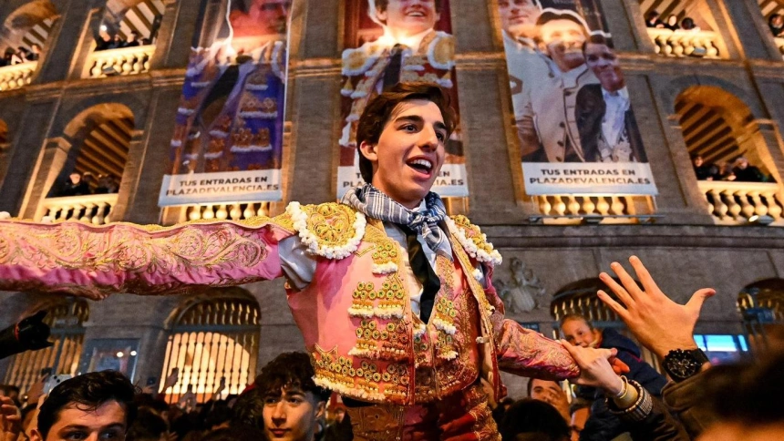 Julio Norte, en su salida a hombros este lunes en Valencia