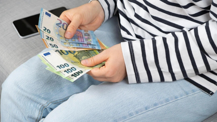 Imagen de recurso de una mujer contando billetes