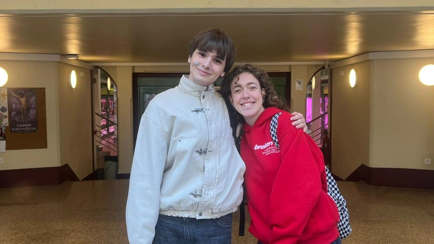 Jimena, vecina de Logroño, junto a su amigo Iker en el Mercado de Abastos