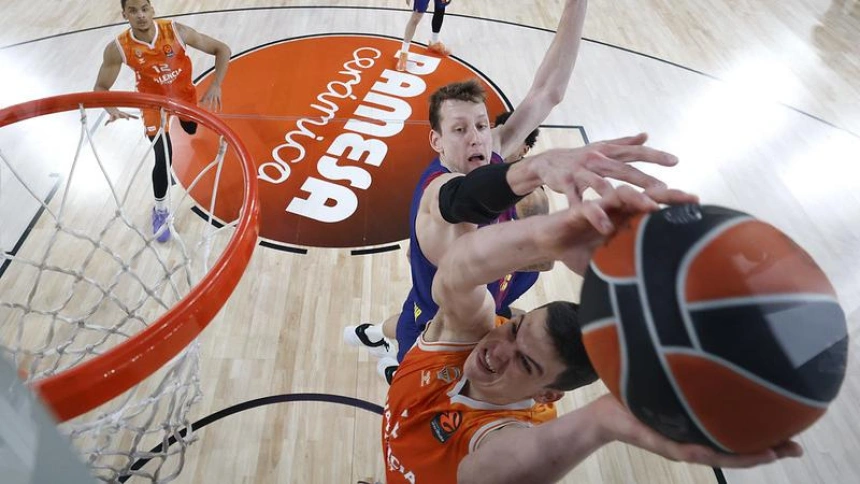 Vesely intentando interceptar la entrada de Pradilla