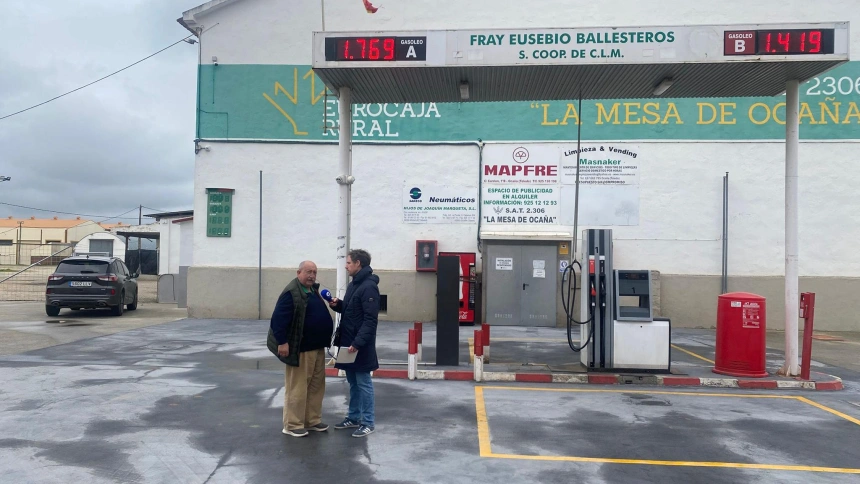 Diego González entrevista a un agricultor en una gasolinera de Ocaña