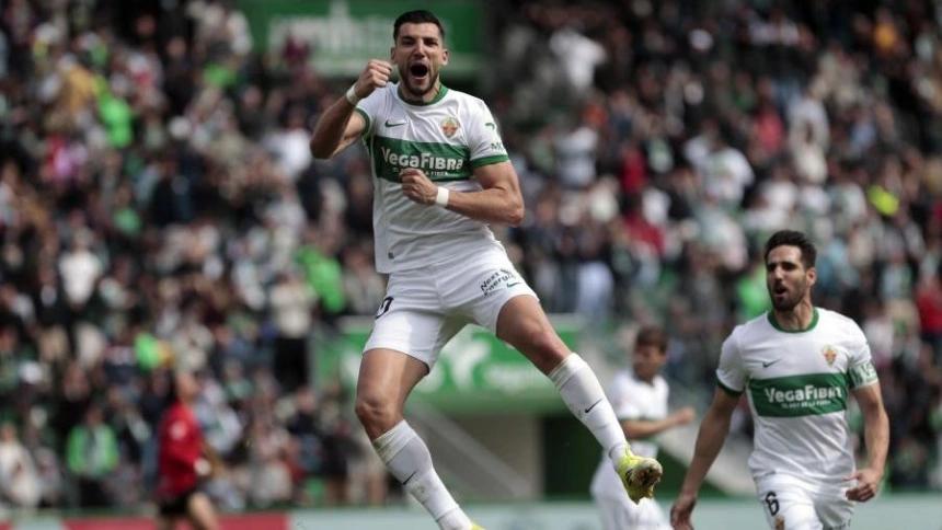 Rafa Mir celebra el gol del Elche frente al Mallorca