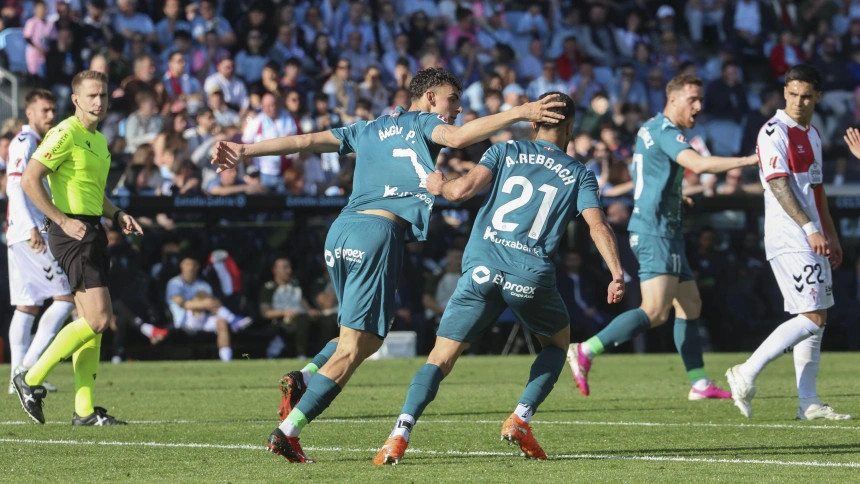 Ángel Pérez celebra su gol, en el Celta - Alavés