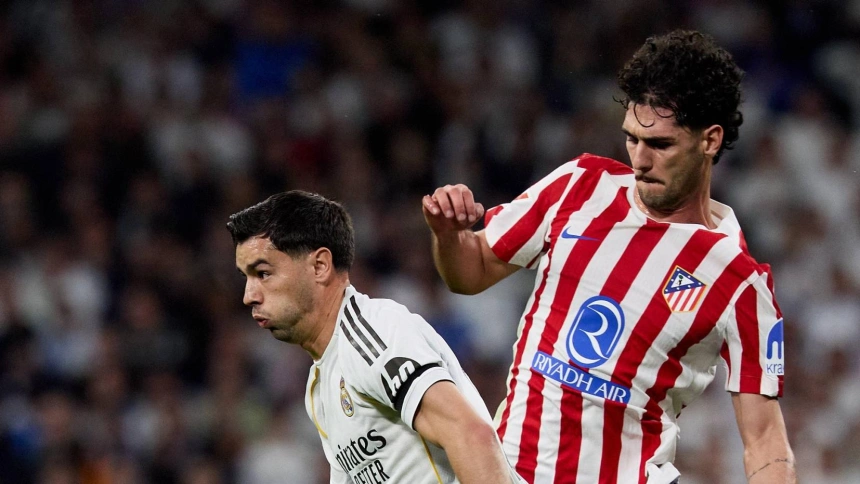 Cardoso intenta robar el balón a Brahim durante el Real Madrid - Atlético