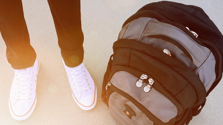 Roba una mochila con 2.500 euros y la abandona al no encontrar el dinero