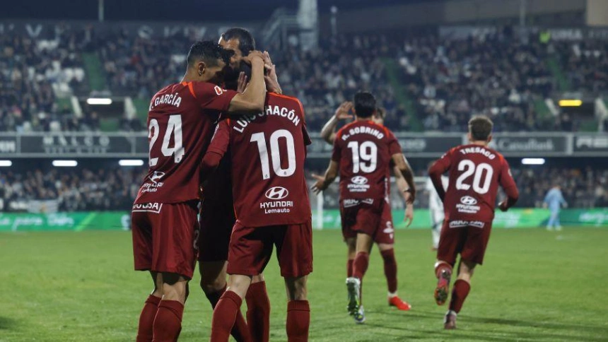 Los jugadores de la Cultural celebran el empate en el Castellón - Cultural Leonesa