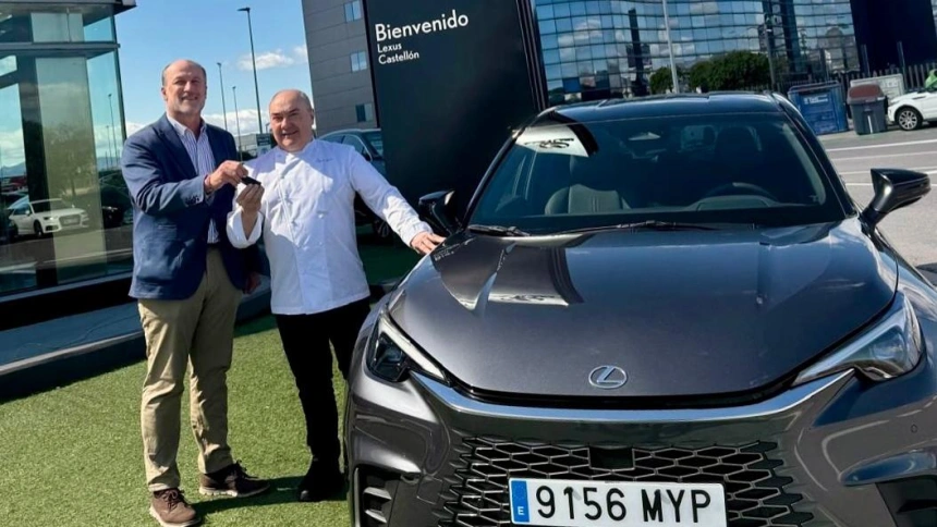 El chef con estrella Michelín, Miguel Barrera, conduce un Lexus