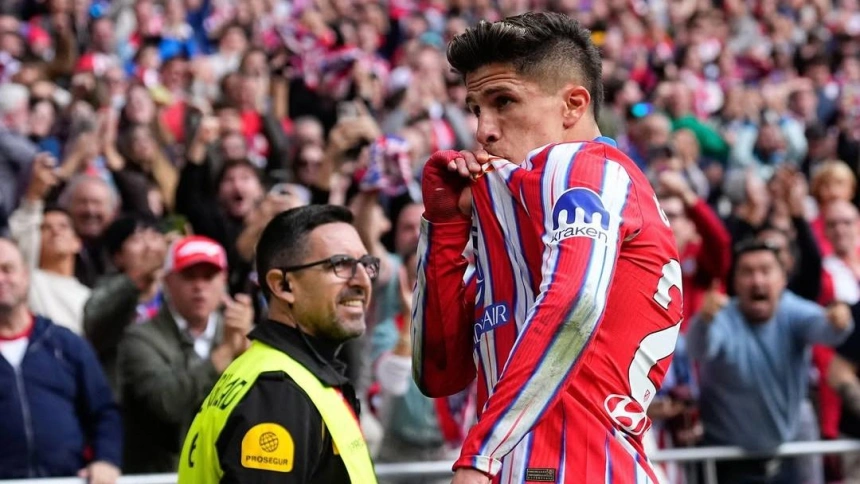 Giuliano Simeone se besa el escudo del Atlético en un partido