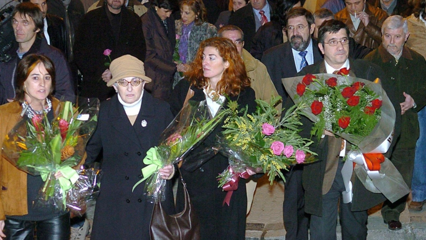 Estíbaliz Garmendia, viuda de Joseba Pagazaurtundua, jefe de la Policía Local de Andoain asesinado por ETA, junto a la madre y la hermana del fallecido, Pilar Ruiz y Maite Pagazaurtundua, y el entonces secretario general de los socialistas vascos, Patxi López (izda-dcha primera fila)