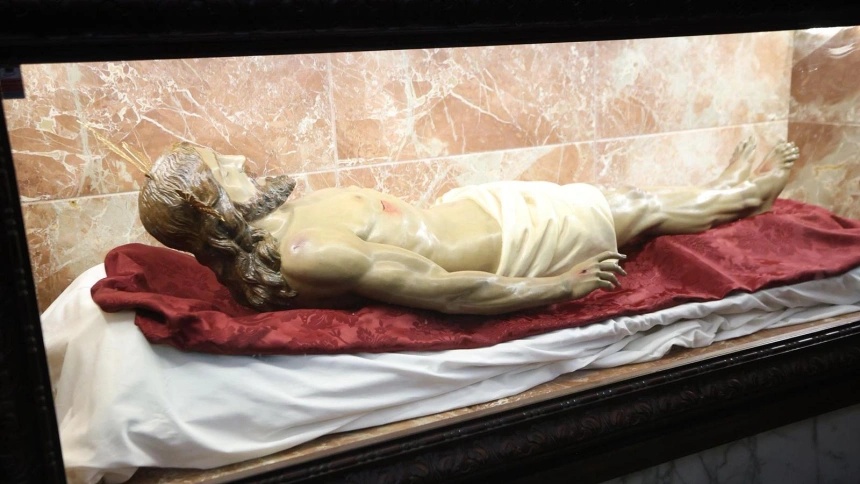 El Cristo Yacente, regresa renovado a Paiporta