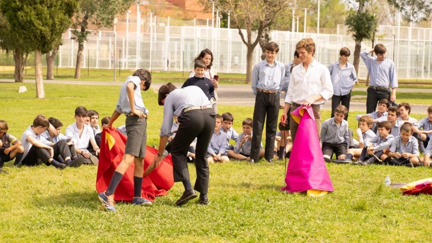 Borja Jiménez acerca la tauromaquia a los colegios de Sevilla