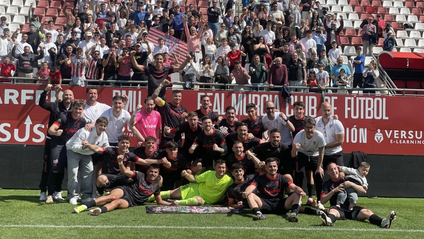 Los jugadores del Olímpico de Totana y cuerpo técnico, celebrando la victoria ante el Imperial con los aficionados totaneros que se dieron cita en el Enrique Roca
