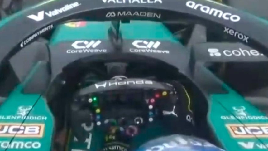 Fernando Alonso suelta las manos del volante durante el GP de Japón de F1