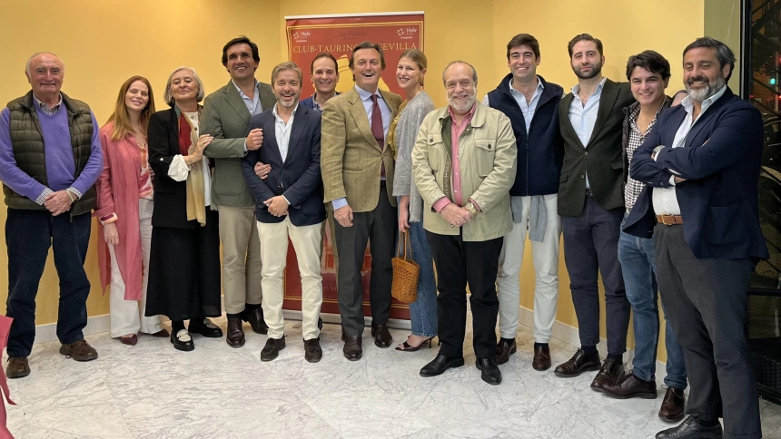 Raúl Gracia 'El Tato' junto a los miembros del Club Taurino de Sevilla
