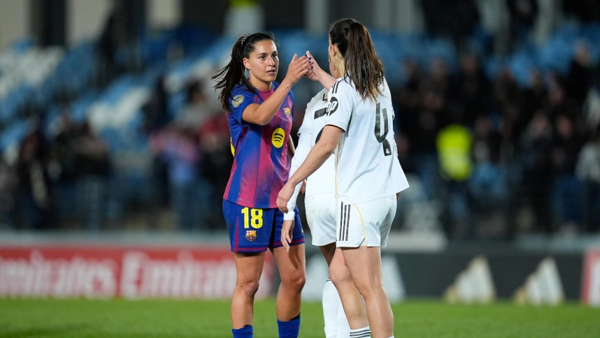 Kika Nazareth y Rocío Gálvez se saluda tras el Real Madrid-FC Barcelona de la Liga F