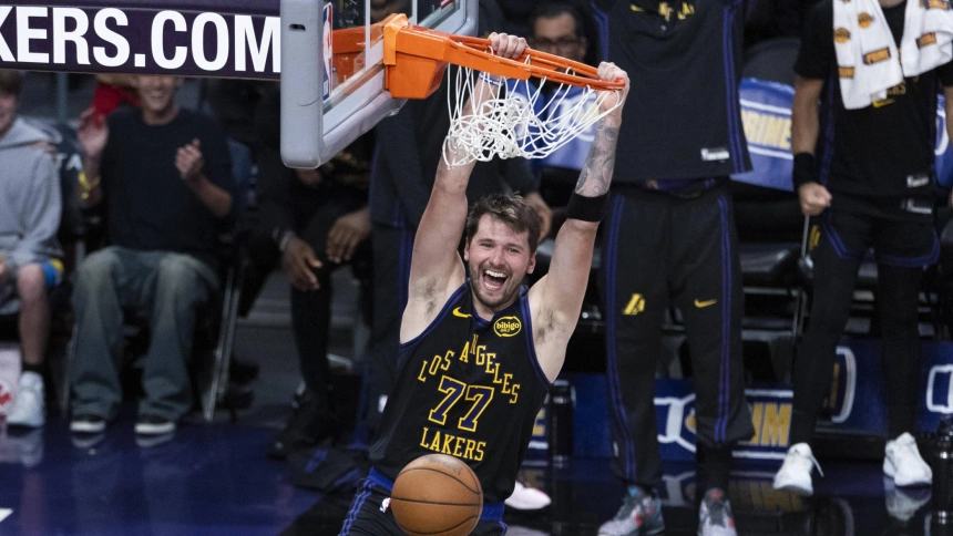 Luka Doncic realiza un mate durante el partido entre los Lakers y los Cavaliers.