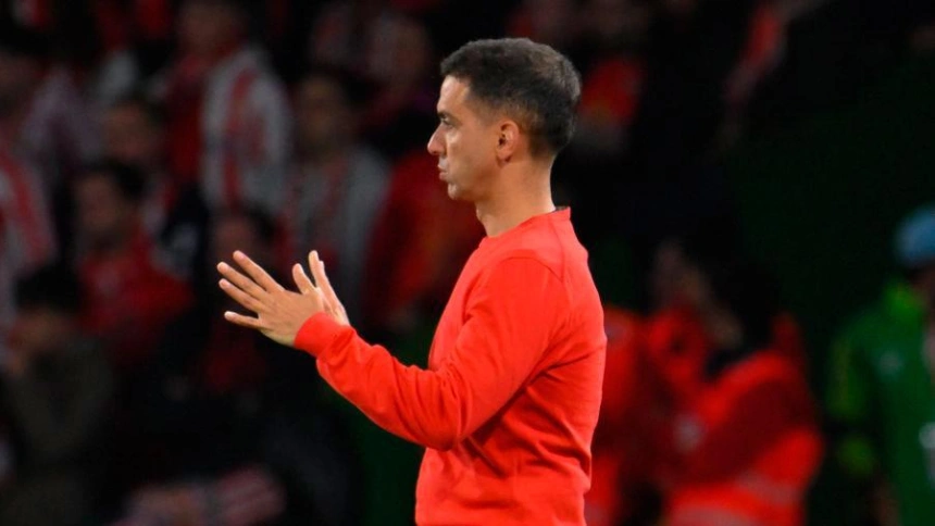 Borja Jiménez, entrenador del Sporting, durante el Racing-Sporting