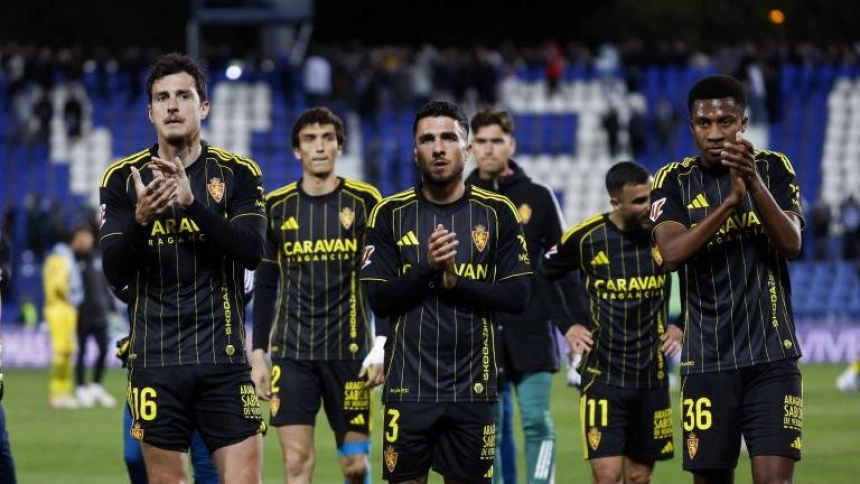Los jugadores del Real Zaragoza saludan a los seguidores desplazados a Leganés