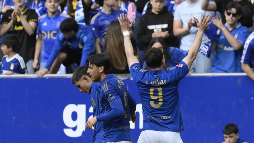 Fede Viñas celebra el gol del Real Oviedo contra el Sevilla