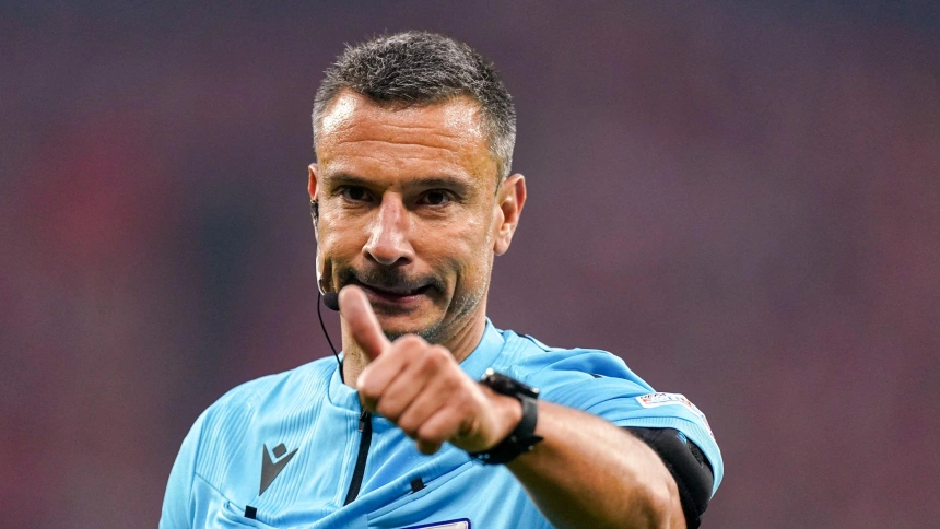 El árbitro rumano István Kovács, durante un partido