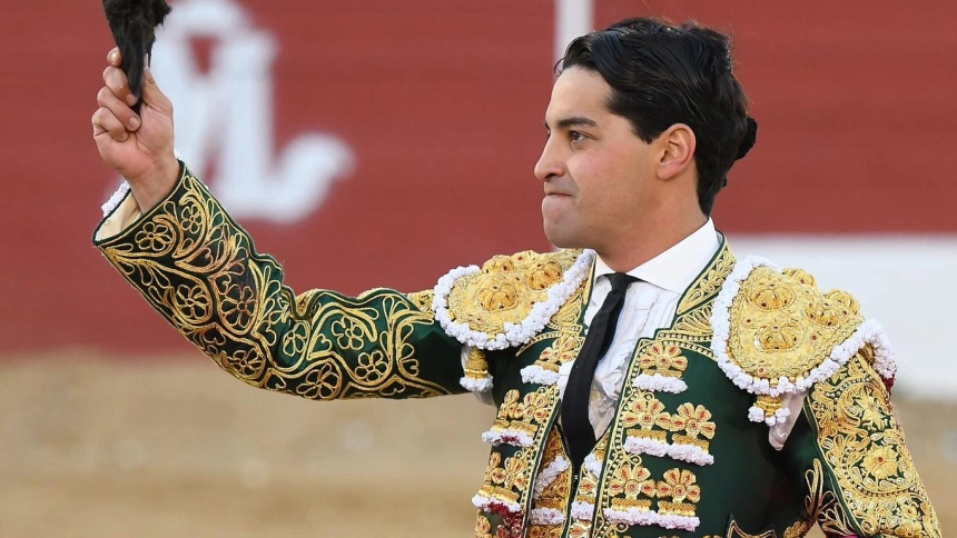 Mario Navas, con la oreja cortada en San Agustín del Guadalix (Madrid)