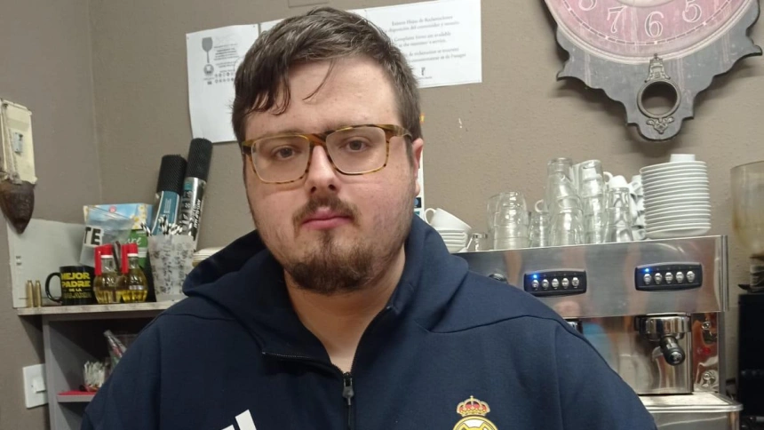 Javier en su bar de Beamud