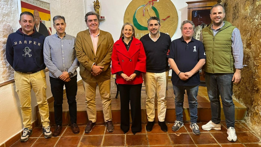 Martínez Erice y Arellano, flanqueando a la alcaldesa Alicia del Amor