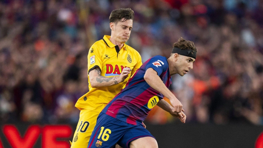 Pol Lozano y Fermín pelean por un balón durante el derbi de este sábado.
