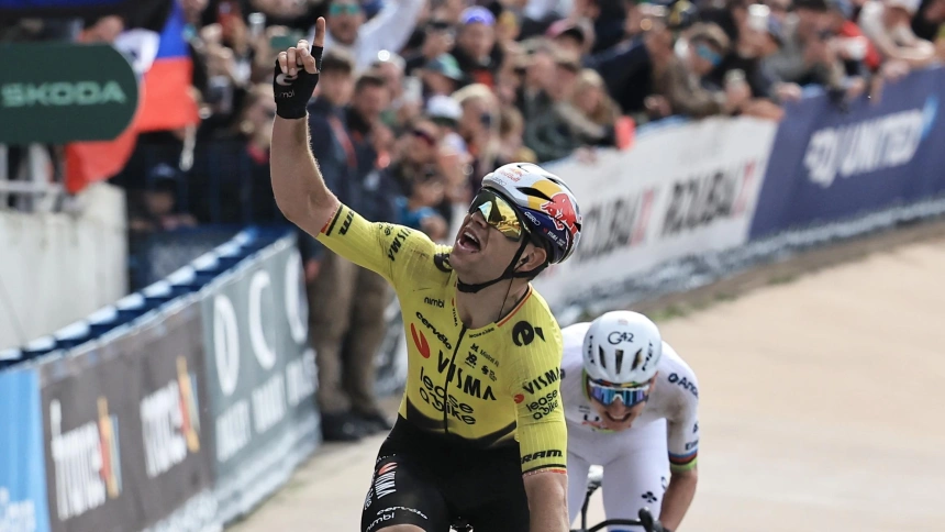 Wout Van Aert levanta el dedo al cielo como ganador de la París-Roubaix.