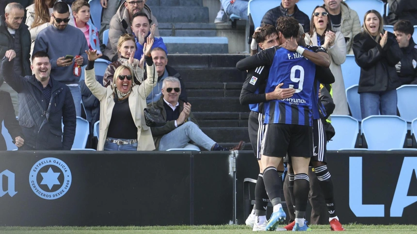 El Oviedo celebra el gol de Fede Viñas al Celta