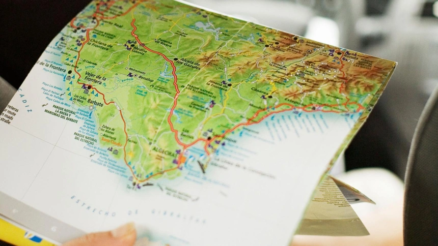 Un hombre mira un mapa en un coche en España, imagen recurso