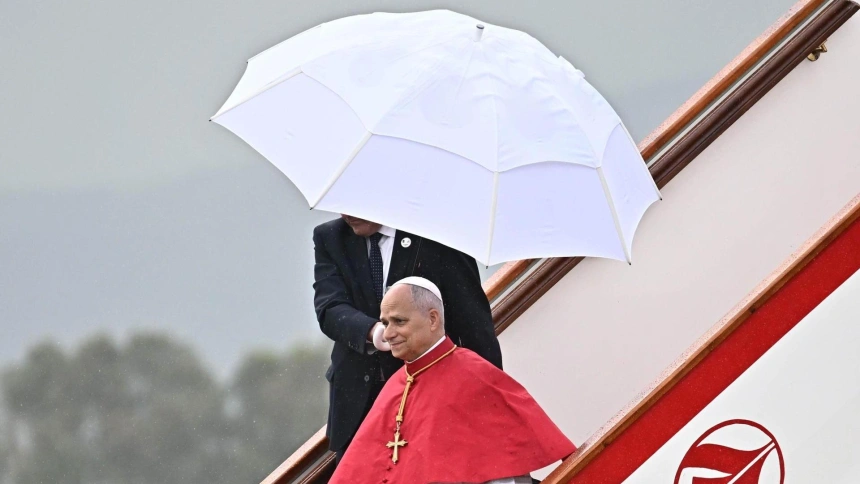 El Papa León XIV desembarca de su avión a su llegada al Aeropuerto Internacional de Argel, cerca de Argel, Argelia, este lunes