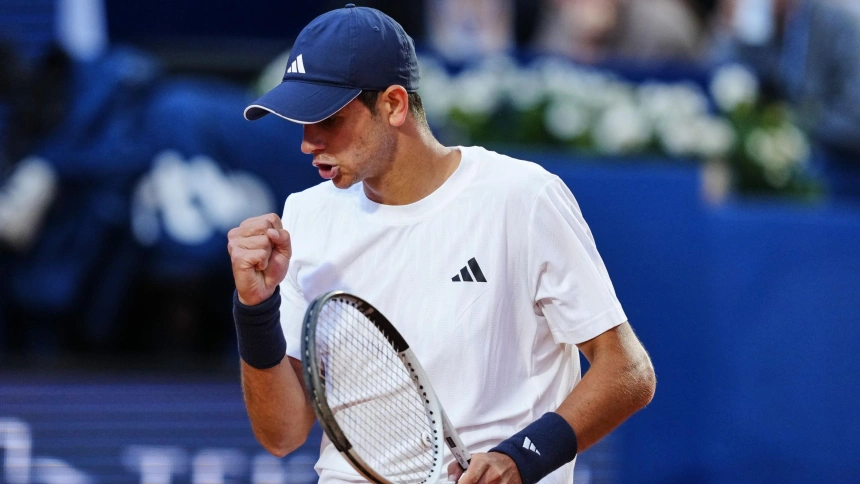 El tenista español Rafael Jodar durante su partido contra el tenista español Jaume Munar correspondiente a la primera jornada del ATP 500 Barcelona Open Banc Sabadell-Trofeo Conde de Godó.