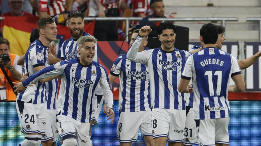 Los jugadores de la Real Sociedad celebran el gol de Barrenetxea contra el Atlético