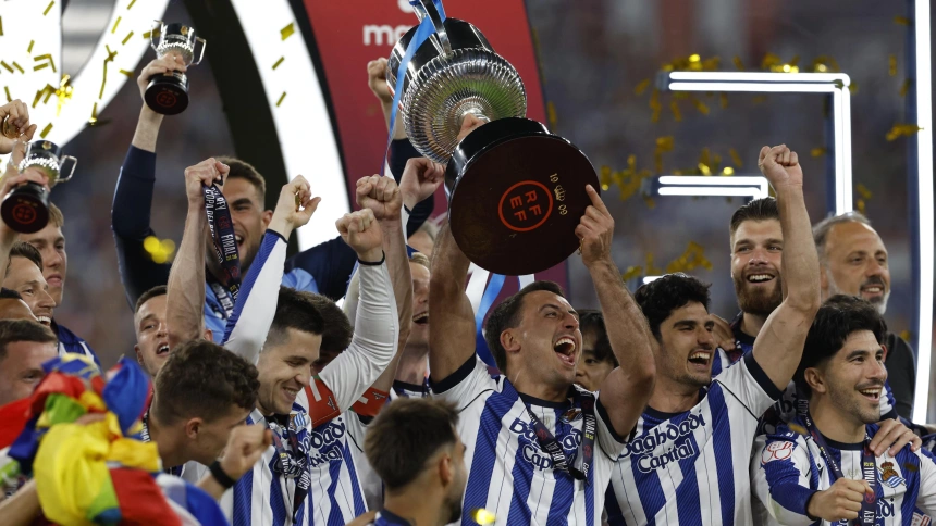 Los jugadores de la Real Sociedad celebran su victoria en la final de la Copa del Rey que han disputado este sábado frente al Atlético de Madrid en el estadio de La Cartuja, en Sevilla.