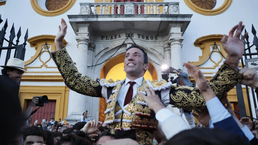 David de Miranda, saliendo a hombros por la Puerta del Príncipe de Sevilla