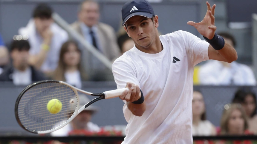 Rafa Jódar golpea una bola ante el neerlandés Jesper de Jong