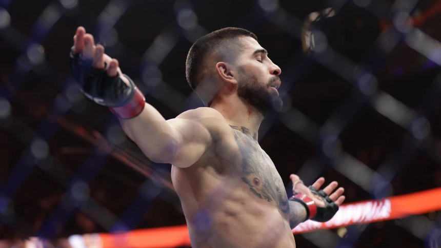 Ilia Topuria celebrando su victoria ante Charles Oliveira