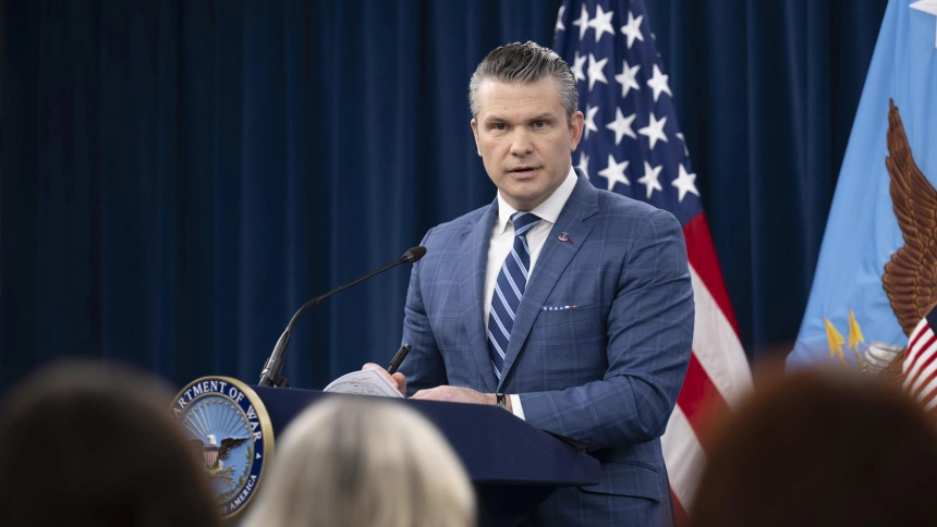 El secretario de Defensa de EEUU, Pete Hegseth, en rueda de prensa desde el Pentágono.