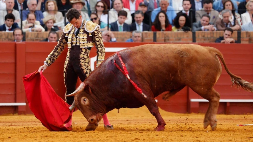 Daniel Luque, durante la faena de muleta al cuarto toro, al que cortó una oreja