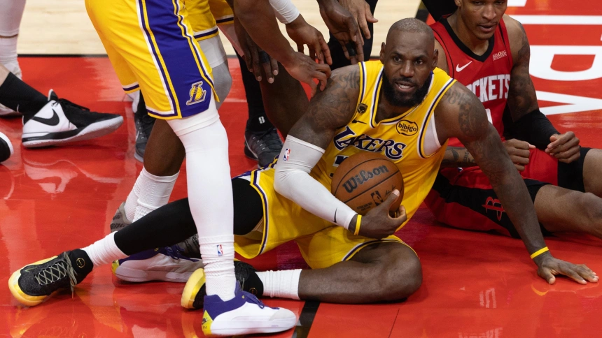 LeBron James pelea por un balón en el tramo final del partido en el que los Lakers pusieron el 3-0.