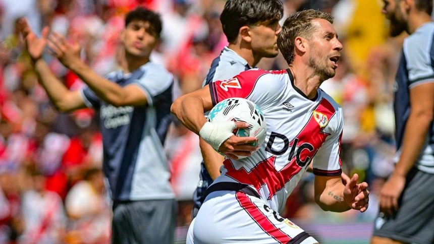 Lejeune celebra su gol, en el Rayo - Real Sociedad