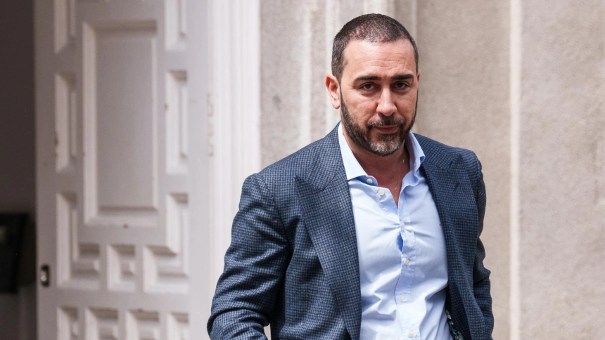 (Foto de ARCHIVO)El empresario Víctor de Aldama a su salida del Tribunal Supremo, a 13 de abril de 2026, en Madrid (España). El exministro José Luis Ábalos, su exasesor Koldo García y el empresario Víctor de Aldama se sientan desde el pasado 7 de abril en el banquillo de los acusados del Tribunal Supremo por presuntas irregularidades en los contratos de mascarillas adjudicados desde el Ministerio de Transportes durante la pandemia. Tanto Ábalos como Koldo se encuentran en prisión provisional desde el pasado 27 de noviembre y se declaran inocentes, asegurando en sus escritos de defensa que no cometieron ningún delito, sin embargo, Anticorrupción alega que Ábalos, Koldo y Aldama "convinieron" aprovecharse del cargo del entonces ministro -desde junio de 2018- para "favorecer", "a cambio del correspondiente beneficio económico" de los tres, la contratación con la Administración "en cuantas ocasiones hubiera oportunidad, por empresas cuyos intereses captaría y promovería" el empresario.Matias Chiofalo / Europa Press13/4/2026