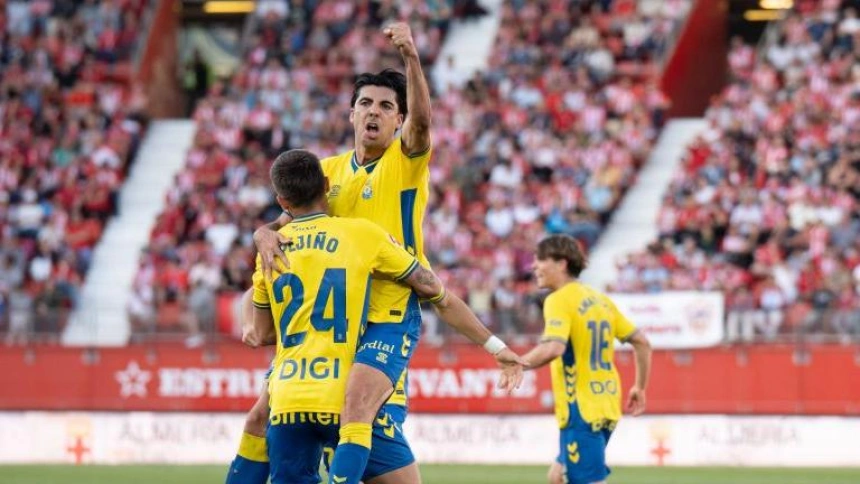 Las Palmas remonta al Almería y sigue soñando con el ascenso directo