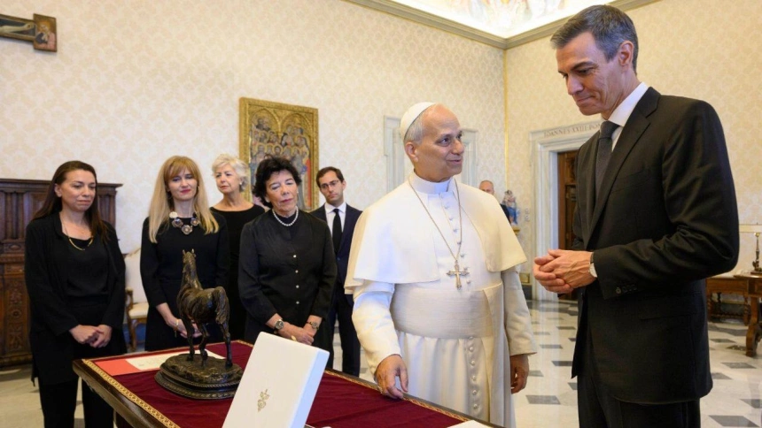 El Papa León XIV y Pedro Sánchez hablan de la "necesidad de fomentar un  diálogo fructífero entre la Iglesia y las autoridades gubernamentales"