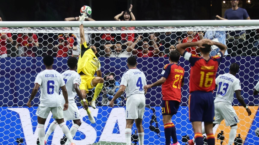 Vozinha, portero de Cabo Verde, evita el gol de España en el debut del Mundial