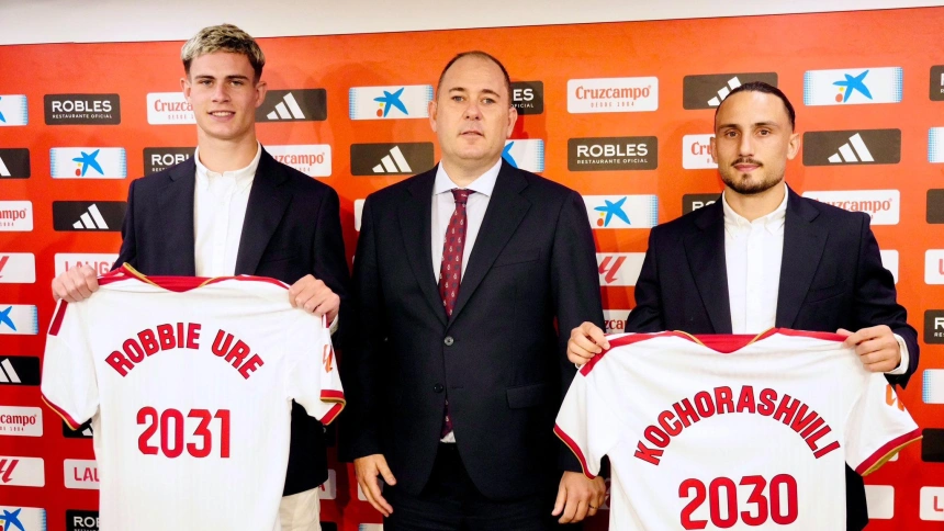 José Ignacio Navarro, director deportivo del Sevilla FC junto a Robbie Ure y Kochorashvili