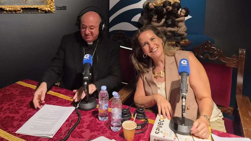 Cristina López Schlichting, junto a Francisco Jesús Orozco, obispo de Guadix, durante la emisión de "Fin de Semana" de COPE, este sábado 20 de septiembre de 2026 desde Guadix (Granada)